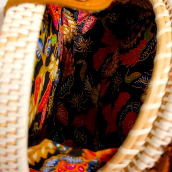 Nantucket Style Large Crossbody Woven Rattan Bag - Picture 12 of 16